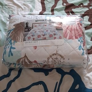 NWT full/queen quilt set